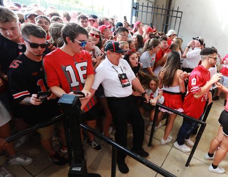 Avant l'arrivée de la police, Redcoat Jack Fry essaie de retenir la foule aux portes 36-38 du stade de l'Ohio alors que la foule se précipite sur les Redcoats à l'aide de nouveaux scanners de billets. 