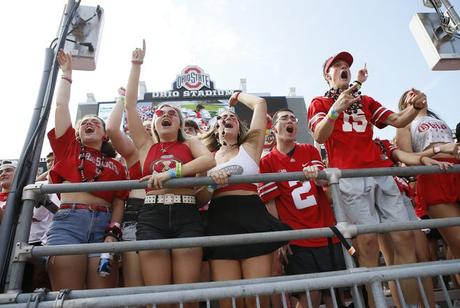 Les élèves de la section Block O applaudissent avant le match de football de la NCAA entre les Ohio State Buckeyes et les Oregon Ducks au Ohio Stadium de Columbus le samedi 11 septembre 2021. 