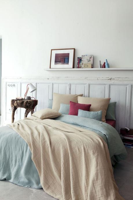 chambre lit double linge de lit chanvre beige bleu pastel rouge moulures mur blanc déco rustique élégante