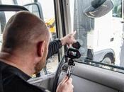 images montrent chauffeur camion avec téléphone portable chaque oreille l’autoroute avant l’initiative sécurité routière sud-ouest