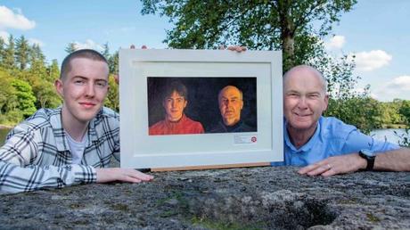 Un adolescent du Donegal remporte le concours d’art pour enfants de Texaco pour un portrait avec son père PJ Doherty avec son père Patrick. Photographie : Clive Wasson/Mac Innes Photographie