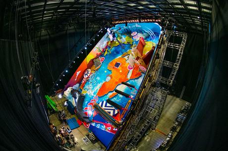 Red Bull fabrique le plus grand flipper du monde Red Bull fabrique le plus grand flipper du monde