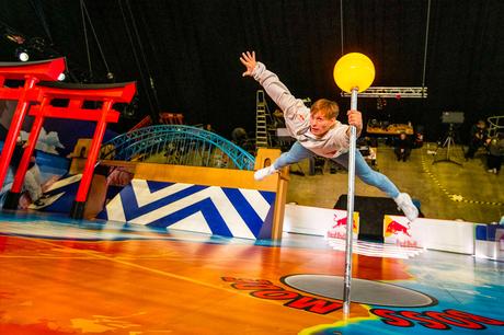 Red Bull fabrique le plus grand flipper du monde Red Bull fabrique le plus grand flipper du monde