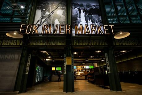 Packers de Green Bay vs Lions de Détroit : l’expérience Lambeau Field change Fox River Market à Lambeau Field comprend cinq stands de concession à emporter où les clients peuvent vérifier par eux-mêmes pour gagner du temps et réduire les besoins en personnel.