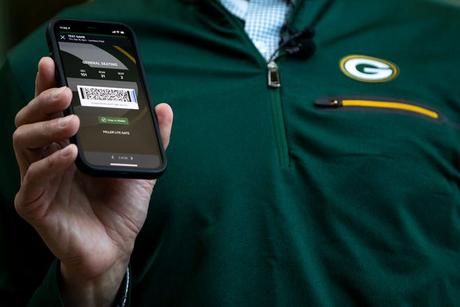 Packers de Green Bay vs Lions de Détroit : l’expérience Lambeau Field change Le directeur des affaires publiques des Packers, Aaron Popkey, affiche le processus de billetterie mobile que les fans utiliseront cette saison au Lambeau Field, y compris lundi soir.