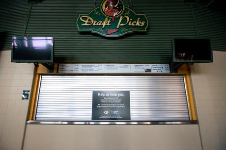 Packers de Green Bay vs Lions de Détroit : l’expérience Lambeau Field change Un stand de concession fermé à Lambeau Field, le jeudi 16 septembre 2021, Green Bay, Wisconsin, a un panneau qui annonce le besoin de travailleurs. Samantha Madar/USA TODAY NETWORK-Wisconsin