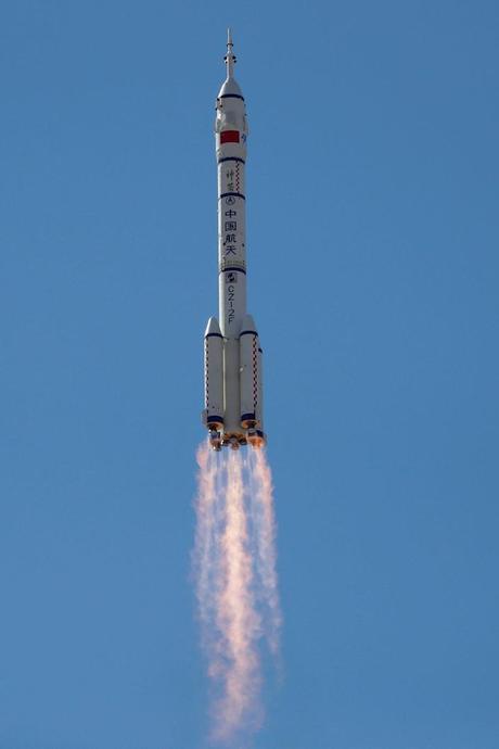 lancement de fusée du 25 mars contre le ciel bleu shenzhou-12 missions de la station spatiale chinoise