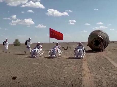 Des astronautes chinois sont assis sur des chaises à côté d'un vaisseau spatial carbonisé après avoir atterri dans le désert de Mongolie depuis la mission de la station spatiale