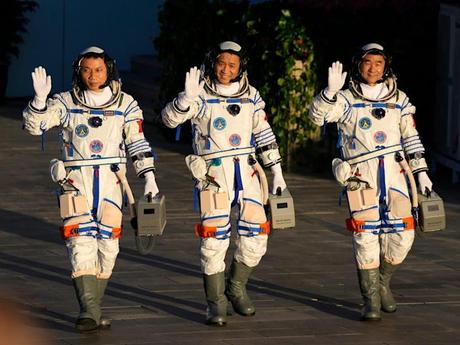 les astronautes chinois trois taïkonautes en combinaison spatiale vague