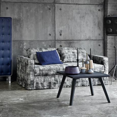 salon gris coussin bleu table basse carré style industriel béton