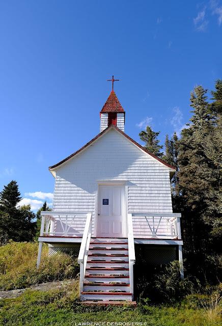 La chapelle…  #PhareDePointeDesMonts #CôteNord
