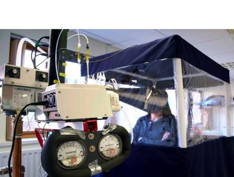 Pour tester si les masques faciaux bloquent toujours suffisamment la transmission interhumaine du virus, les chercheurs ont mesuré la quantité de SRAS-CoV-2 inhalée dans l'air (Visuel University of Nottingham) Pour tester si les masques faciaux bloquent toujours suffisamment la transmission interhumaine du virus, les chercheurs ont mesuré la quantité de SRAS-CoV-2 inhalée dans l'air (Visuel University of Nottingham)