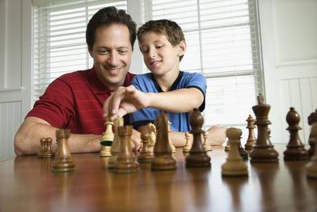 Le grand-maître d’échecs Tigran Gharamian veut aider les enfants sinistrés