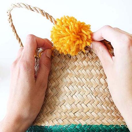 pompon laine jaune orange panier de rangement rond DIY fait maison