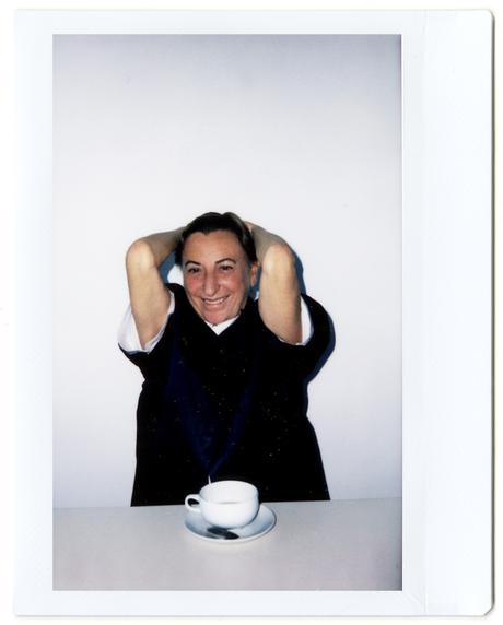 Les portraits de Hugo Huerta Marin d’artistes femmes inspirantes de FKA twigs à Miuccia Prada un portrait polaroïd de miuccia prada avec ses bras en l'air par hugo huerta marin