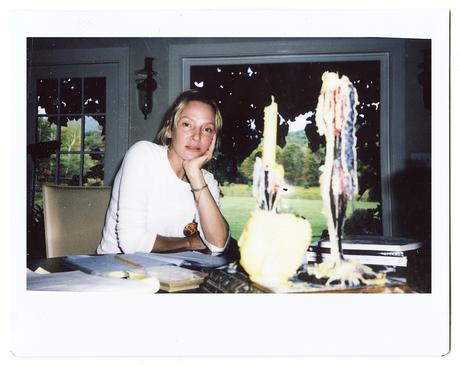 Les portraits de Hugo Huerta Marin d’artistes femmes inspirantes de FKA twigs à Miuccia Prada un portrait polaroïd d'uma thurman à table par hugo huerta marin