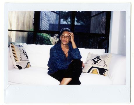 Les portraits de Hugo Huerta Marin d’artistes femmes inspirantes de FKA twigs à Miuccia Prada un portrait polaroïd de carrie mae weems assise sur un canapé par hugo huerta marin