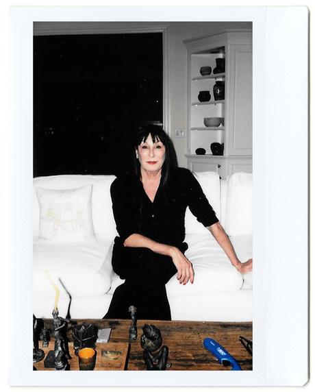 Les portraits de Hugo Huerta Marin d’artistes femmes inspirantes de FKA twigs à Miuccia Prada un portrait polaroïd d'angelica huston assise sur un canapé par hugo huerta marin