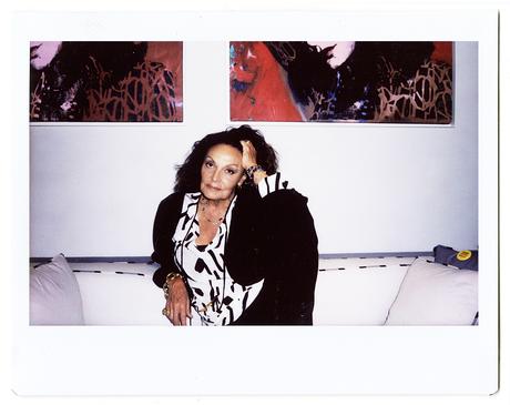 Les portraits de Hugo Huerta Marin d’artistes femmes inspirantes de FKA twigs à Miuccia Prada un portrait polaroid de diane von furstenburg sur un canapé par hugo huerta marin