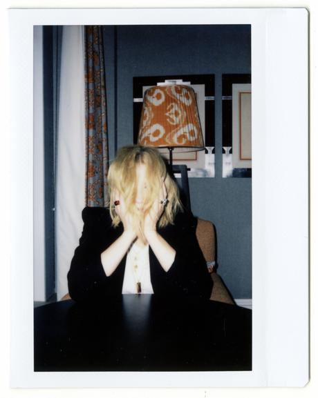 Les portraits de Hugo Huerta Marin d’artistes femmes inspirantes de FKA twigs à Miuccia Prada un portrait polaroïd de cate blanchett à table par hugo huerta marin