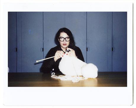 Les portraits de Hugo Huerta Marin d’artistes femmes inspirantes de FKA twigs à Miuccia Prada un portrait polaroid de marina abramovic en tricot par hugo huerta marin