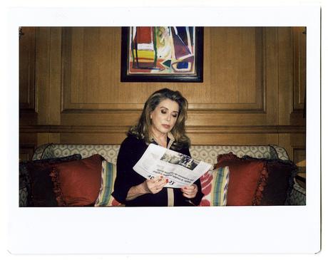 Les portraits de Hugo Huerta Marin d’artistes femmes inspirantes de FKA twigs à Miuccia Prada un portrait polaroid de catherine deneuve lisant le journal par hugo huerta marin