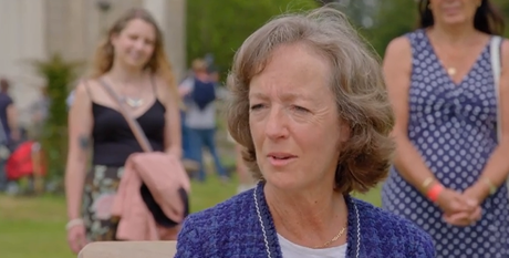 Un invité de Antiques Roadshow est horrifié alors que la tournure cachée du portrait est révélée par un expert Un invité de Antiques Roadshow est horrifié alors que la tournure cachée du portrait est révélée par un expert