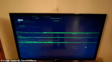 Un téléspectateur a signalé avoir vu un écran scintillant «noir et vert» et a comparé la scène à un écran de chargement ZX Spectrum alors que la couverture de Channel 4 diminuait samedi.