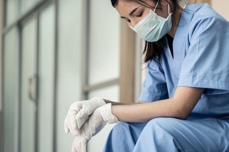 Durant la pandémie de COVID-19, les conditions de travail avec le plus souvent de longues périodes de soins aux patients ont gravement affecté la santé physique et mentale des infirmières (Visuel Adobe Stock 366204474)