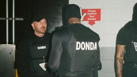 Demna Gvasalia et de Kanye West, pris par Kevin Moon, au show de présentation de “DONDA” à l’Atlanta’s Mecedes-Benz Stadium, le 22 juillet 2021. Balenciaga