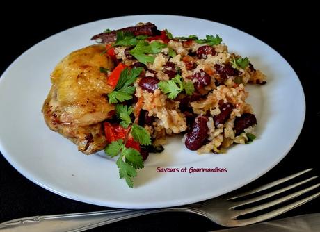 Poêlée de poulet au riz et aux haricots noirs.