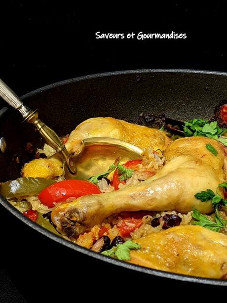 Poêlée de poulet au riz et aux haricots noirs.