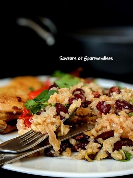 Poêlée de poulet au riz et aux haricots noirs. Poêlée de poulet au riz et aux haricots noirs.
