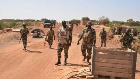 Mali : cinq militaires tués dans l’attaque d’un convoi