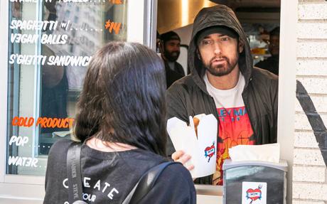 Eminem surprend ses fans durant l’ouverture se son restaurant