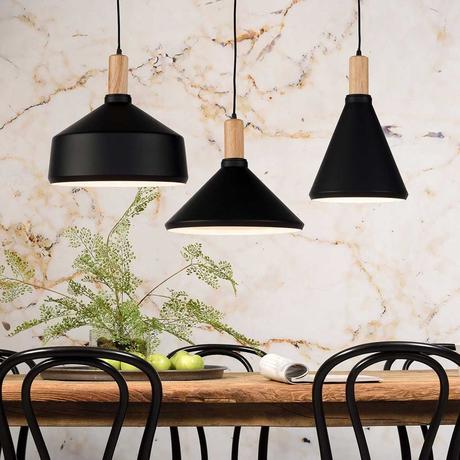 table à manger bois chaises noires suspensions métallique