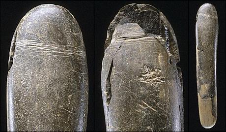 Cet objet, retrouvé en 14 fragments dans la grotte d'Hohle Fels et vieux de 28000 ans, semble avoir eu plusieurs fonctions : celle de percuteur pour la taille de pierre, et celle de... godemiché.