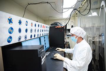 Optics & Photonics News – Les revêtements optiques à faible bruit pourraient augmenter la portée de LIGO photo du testeur à la console