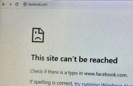   Un message d'erreur apparaît lors de la tentative d'accès à Facebook.com alors que la mégaentreprise se bloque avec ses filiales Whatsapp et Instagram, le 4 octobre 2021 (crédit : MARC ISRAEL SELLEM/THE JERUSALEM POST)