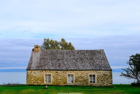 La vieille maison de l’Isle-aux-Coudres, deux horizons… Horizon photographe debout, horizon photographe par terre. 😉