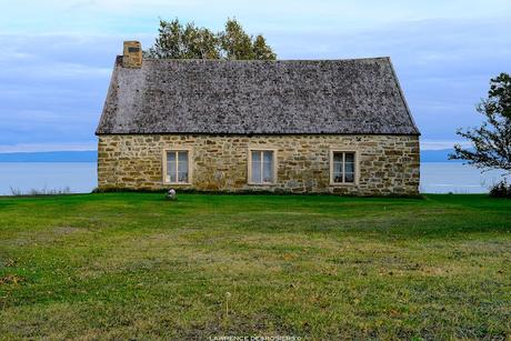 La vieille maison de l’Isle-aux-Coudres, deux horizons… Horizon photographe debout, horizon photographe par terre. 😉
