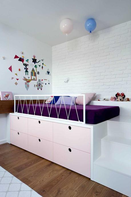 chambre enfant violet rose lit estrade déco intérieure mur briques blanches