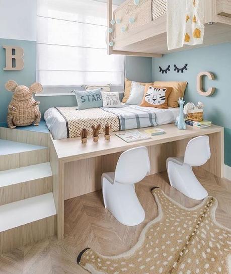 chambre enfant poétique bleu pastel déco murale tapis animalier lit bois chaise design