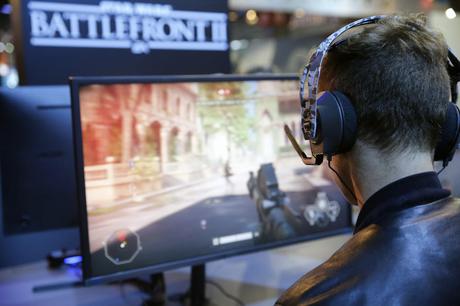 Comment les studios de jeux se battent contre une culture du travail toxique PARIS, FRANCE - 31 OCTOBRE : Les joueurs jouent au jeu vidéo