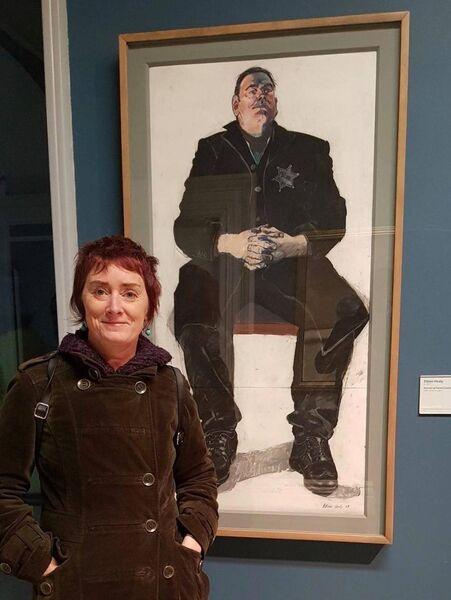 Eileen Healy avec son portrait de Cónal Creedon à la Crawford Art Gallery.