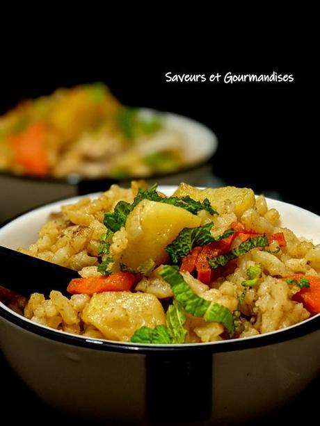 Curry de poulet au riz et aux légumes.