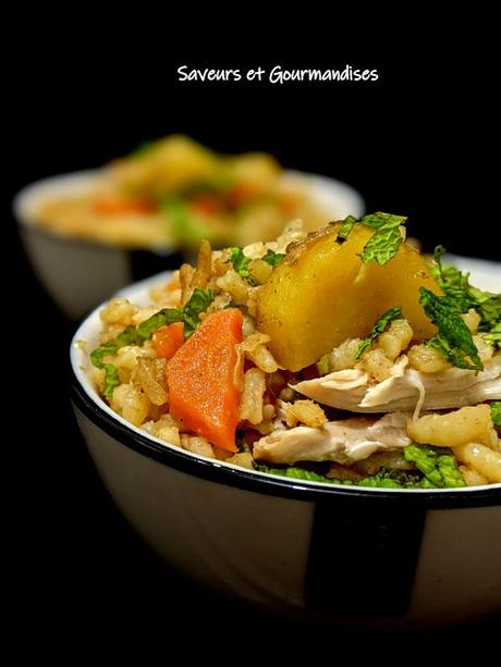 Curry de poulet au riz et aux légumes.