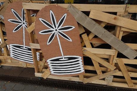 en allant vider les poubelles