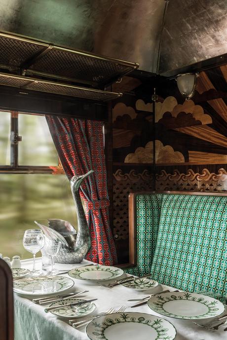 Voyagez dans un train décoré par Wes Anderson
