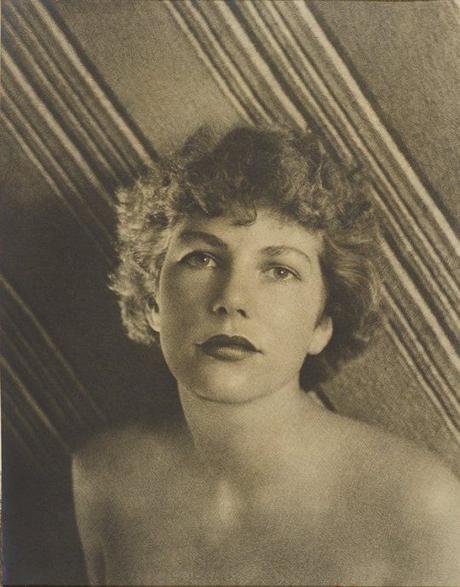 Wayne Albee, Portrait of a Young Woman, 34.29 x 26.83 cm, 1935.  Tirage gélatino-argentique